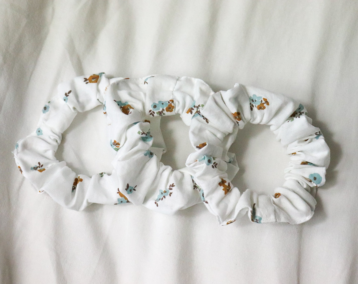 Chouchou / Blanc avec des petites fleurs