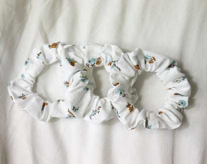 Chouchou / Blanc avec des petites fleurs