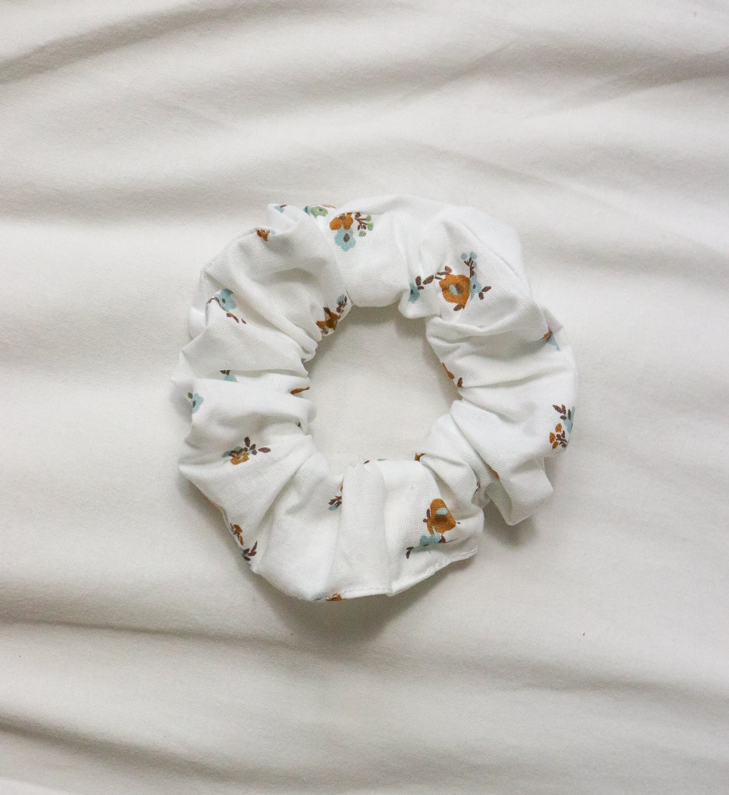 Chouchou / Blanc avec des petites fleurs
