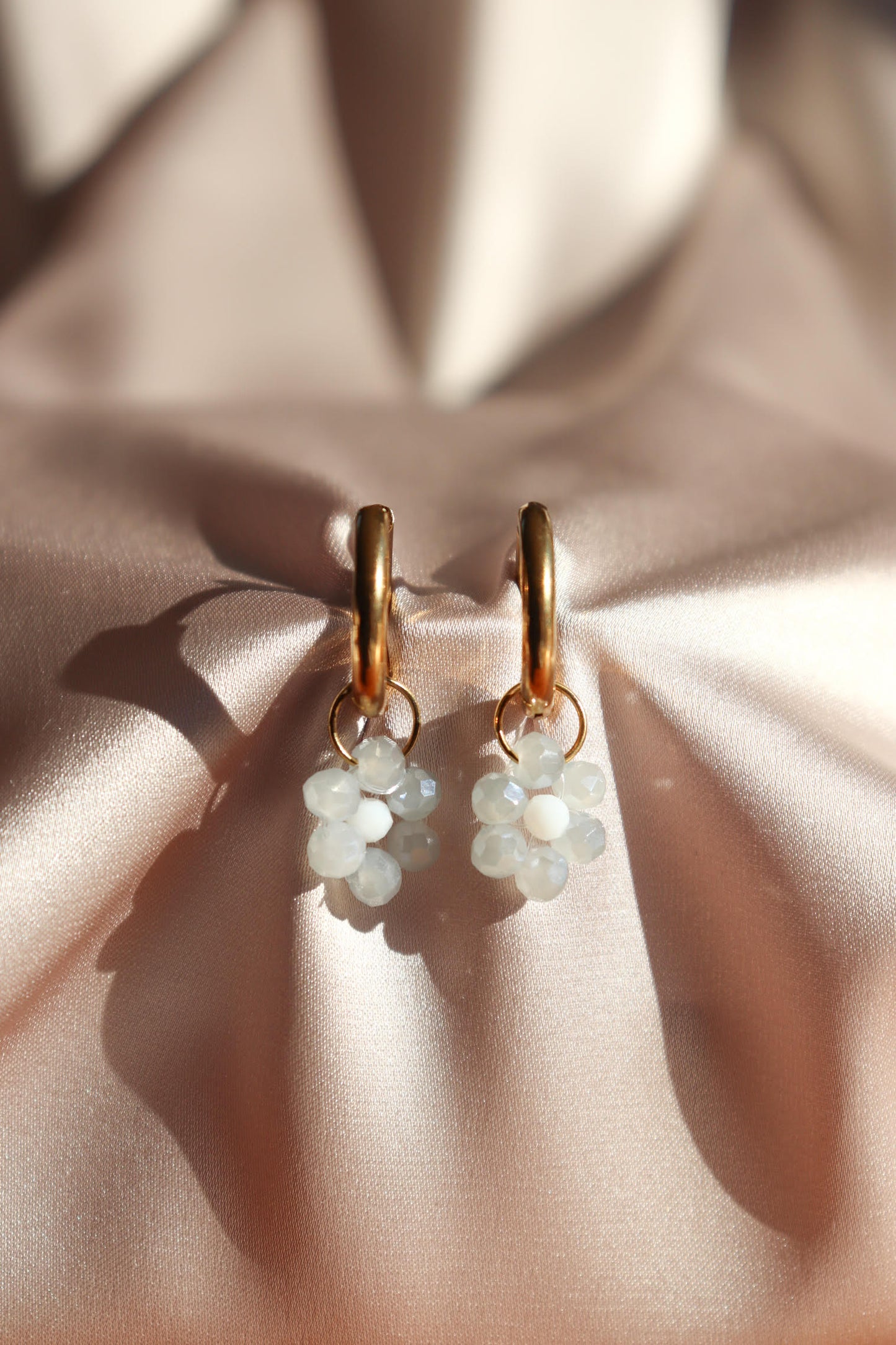 Boucles d'oreilles Fleur de Perle / gris clair